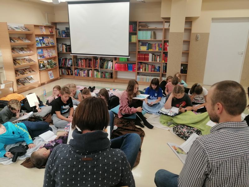 „Jesienne czytanie w bibliotece szkolnej”