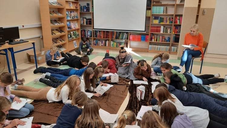 „Jesienne czytanie w bibliotece szkolnej”